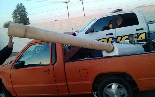 Một khẩu pháo bắn ma túy tự chế bị tịch thu tại Mexico hôm 26/2. Một khẩu pháo bắn ma túy tự chế bị tịch thu tại Mexico hôm 26/2.