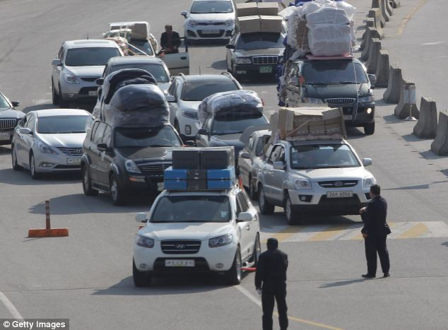 Dòng xe nặng nề hàng hóa rời xếp hàng chờ rời khỏi Kaesong. Dòng xe nặng nề hàng hóa rời xếp hàng chờ rời khỏi Kaesong.