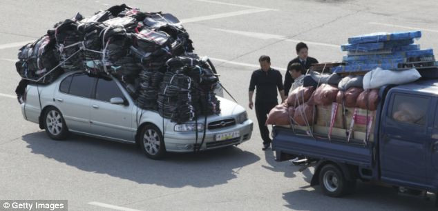 Một số chiếc xe trông rất nguy hiểm vì chở đồ quá tải. Một số chiếc xe trông rất nguy hiểm vì chở đồ quá tải.