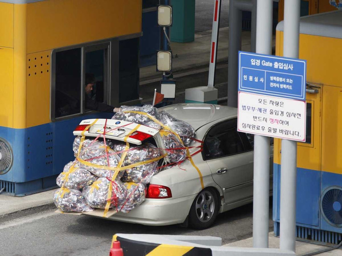 Người Hàn Quốc mang theo hàng hóa rời Kaesong. Người Hàn Quốc mang theo hàng hóa rời Kaesong.