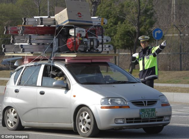 Chính phủ Hàn Quốc đã ra lệnh rút số công dân còn lại ở Kaesong sau khi Bình Nhưỡng từ chối cho người Hàn Quốc tiếp tục tới khu công nghiệp này, kể cả để cung cấp thực phẩm và thuốc men. Chính phủ Hàn Quốc đã ra lệnh rút số công dân còn lại ở Kaesong sau khi Bình Nhưỡng từ chối cho người Hàn Quốc tiếp tục tới khu công nghiệp này, kể cả để cung cấp thực phẩm và thuốc men.