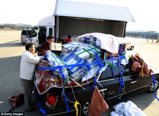 Một chiếc xe chất hàng tới nóc. Một chiếc xe chất hàng tới nóc.