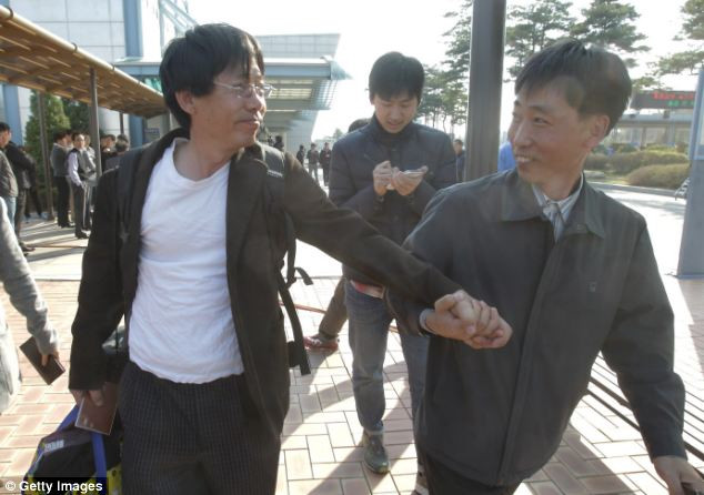 Những người Hàn Quốc cảm thấy nhẹ nhõm khi rời Kaesong. Những người Hàn Quốc cảm thấy nhẹ nhõm khi rời Kaesong.