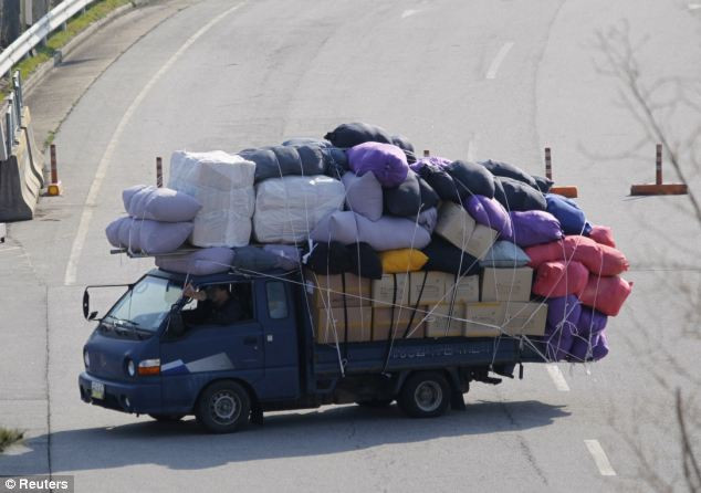 Quá tải hàng hóa... Quá tải hàng hóa...