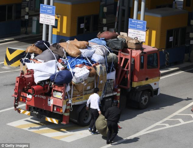 Nhiều doanh nghiệp Hàn Quốc đã kêu gọi chính phủ Seoul bảo vệ tài sản cho họ trong khu công nghiệp liên Triều và đền bù thiệt hại Nhiều doanh nghiệp Hàn Quốc đã kêu gọi chính phủ Seoul bảo vệ tài sản cho họ trong khu công nghiệp liên Triều và đền bù thiệt hại