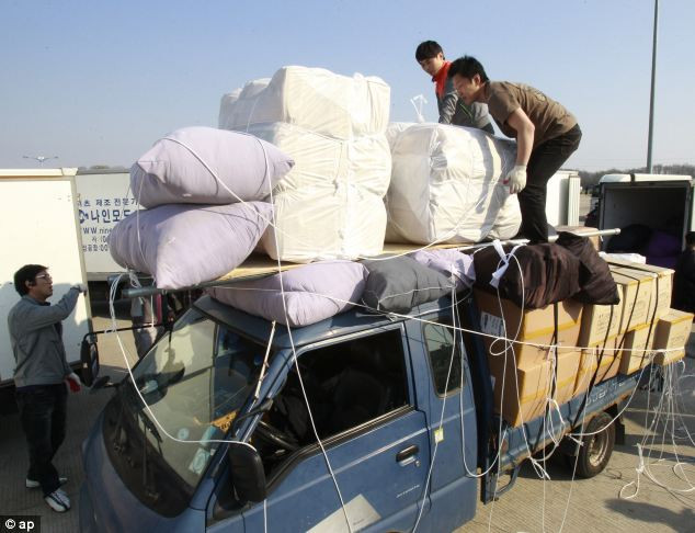 Người Hàn Quốc chất lên xe tải mọi thứ có thể. Người Hàn Quốc chất lên xe tải mọi thứ có thể.