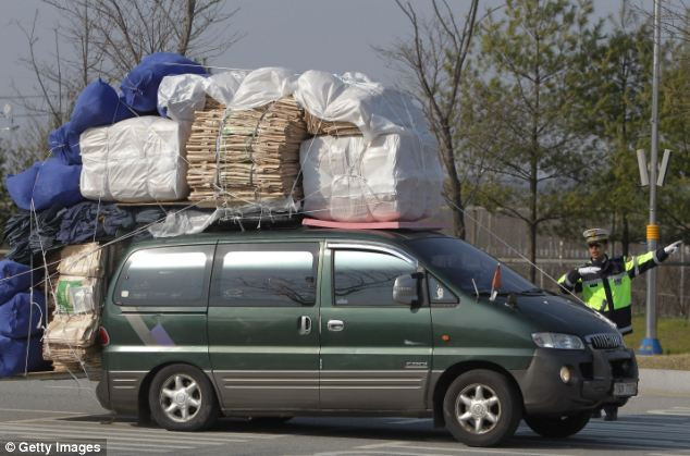 Từng khoảng không dù nhỏ nhất trên những chiếc xe đều được tận dụng để chứa tài sản. Từng khoảng không dù nhỏ nhất trên những chiếc xe đều được tận dụng để chứa tài sản.