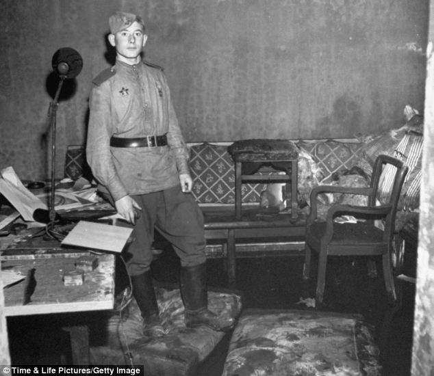 Một lính Hồng quân bên trong hầm trú ẩn của Hitler. Một lính Hồng quân bên trong hầm trú ẩn của Hitler.