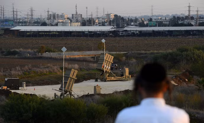 Nhà phân tích quân sự và cựu phi công chiến đấu Israel Reuven Pedatzur nói với tờ National rằng sự phát triển của Iron Dome là một "sai lầm". Nhà phân tích quân sự và cựu phi công chiến đấu Israel Reuven Pedatzur nói với tờ National rằng sự phát triển của Iron Dome là một "sai lầm".