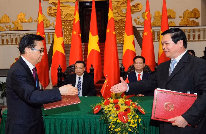Một loạt các văn kiện hợp tác Việt Nam - Trung Quốc được ký kết sau cuộc hội đàm của Thủ tướng Nguyễn Tấn Dũng và Thủ tướng Lý Khắc Cường.