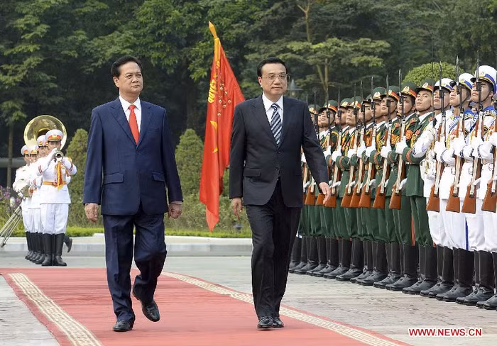 Thủ tướng Nguyễn Tấn Dũng và Thủ tướng Trung Quốc duyệt đội danh dự. Thủ tướng Nguyễn Tấn Dũng và Thủ tướng Trung Quốc duyệt đội danh dự.