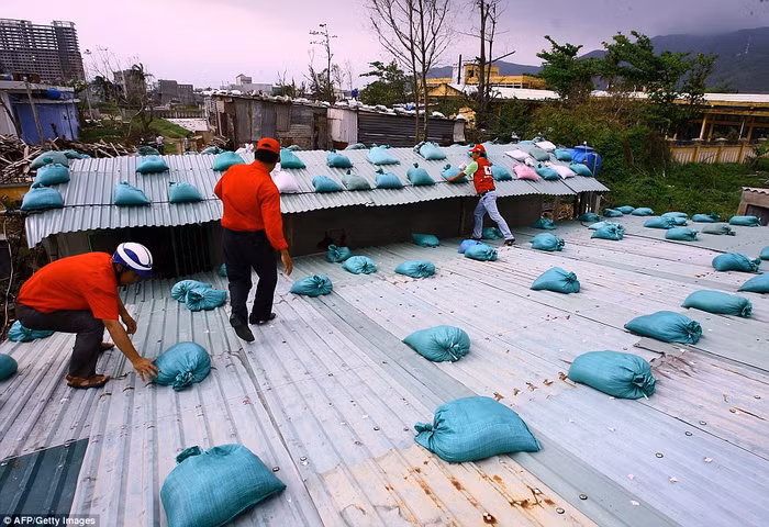 Các bao cát được đặt trên mái nhà dân để phòng chống bão.