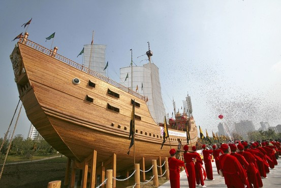 Bản sao của tàu Trịnh Hòa khoảng 600 năm tuổi tại bảo tàng Trung Quốc. Bản sao của tàu Trịnh Hòa khoảng 600 năm tuổi tại bảo tàng Trung Quốc.