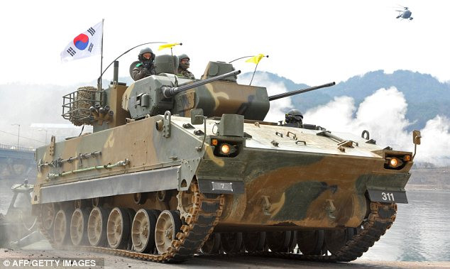 Quân đội Hàn Quốc tập trận gần biên giới Triều Tiên. Quân đội Hàn Quốc tập trận gần biên giới Triều Tiên.