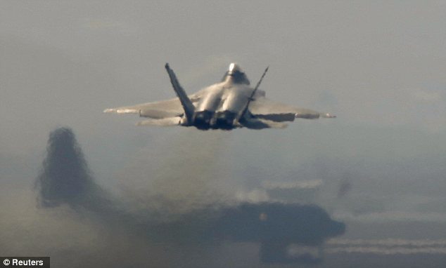 F-22 cất cánh rời căn cứ Không quân Osan của Mỹ tại Hàn Quốc nằm ở phía nam thủ đô Seoul hôm 3/4 thực hiện nhiệm vụ tuần tra biên giới với Triều Tiên. F-22 cất cánh rời căn cứ Không quân Osan của Mỹ tại Hàn Quốc nằm ở phía nam thủ đô Seoul hôm 3/4 thực hiện nhiệm vụ tuần tra biên giới với Triều Tiên.