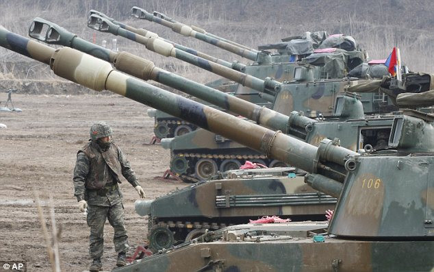 Pháo K-55 được triển khai trong cuộc tập trận chung của quân đội Mỹ-Hàn gần biên giới với Triều Tiên. Pháo K-55 được triển khai trong cuộc tập trận chung của quân đội Mỹ-Hàn gần biên giới với Triều Tiên.