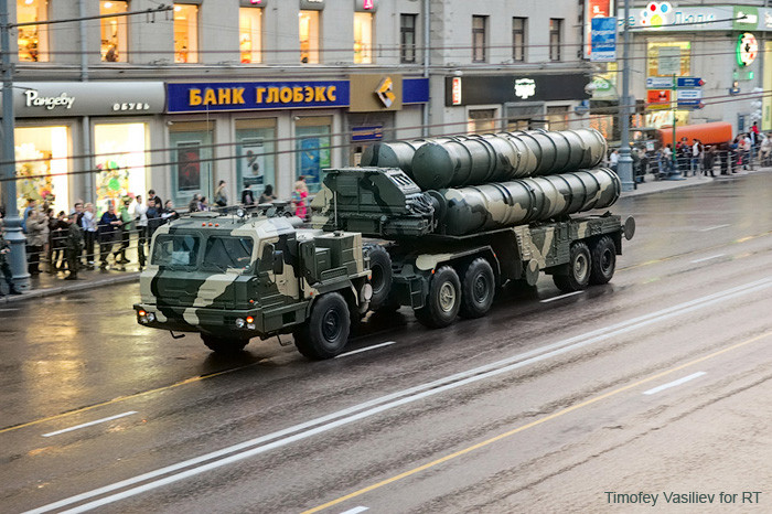 Hệ thống S-300 trên đường phố Moscow. Hệ thống S-300 trên đường phố Moscow.
