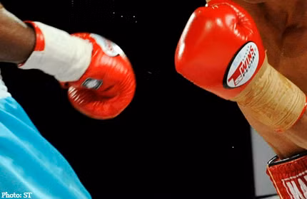 Bạo lực bùng phát sau khi những người ủng hộ kẻ thua cuộc bắt đầu nổi loạn ném ghế.