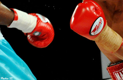 Bạo lực bùng phát sau khi những người ủng hộ kẻ thua cuộc bắt đầu nổi loạn ném ghế. Bạo lực bùng phát sau khi những người ủng hộ kẻ thua cuộc bắt đầu nổi loạn ném ghế.