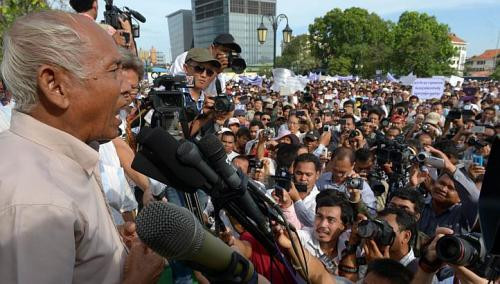 Ông Chum Mey kêu gọi ông Sokham đưa ra lời xin lỗi cho tuyên bố của mình trong cuộc biểu tình tại Phnom Penh ngày 9/6. Ông Chum Mey kêu gọi ông Sokham đưa ra lời xin lỗi cho tuyên bố của mình trong cuộc biểu tình tại Phnom Penh ngày 9/6.