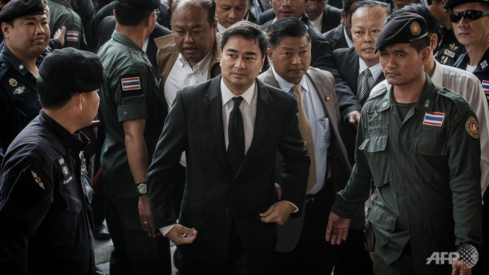 Cựu Thủ tướng Thái Lan Abhisit Vejjajiva tới tham dự phiên điều trần hôm 12/12. Cựu Thủ tướng Thái Lan Abhisit Vejjajiva tới tham dự phiên điều trần hôm 12/12.
