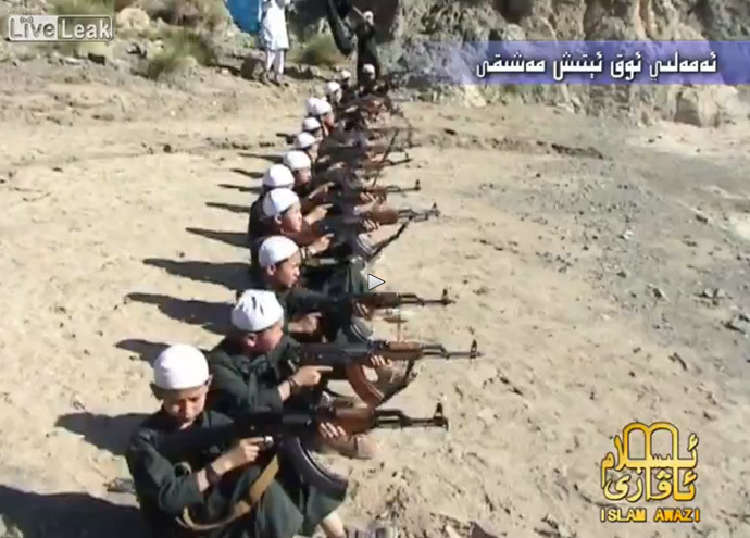 Trẻ em học bắn súng trong đoạn video.