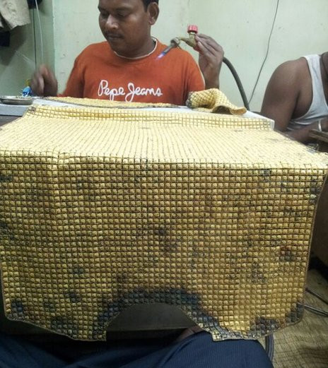 Chiếc áo sơ mi vàng được các thợ kim hoàn Ấn Độ tạo ra bằng phương pháp thủ công dựa trên cảm hứng từ những chiếc áo giáp vàng của vua chú thời xưa.