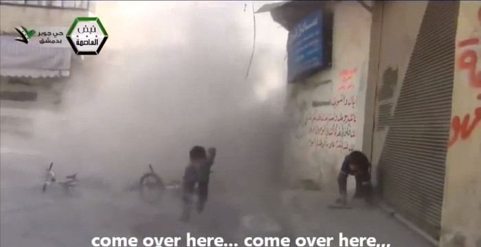 Những đứa trẻ suýt thành nạn nhân của một vụ nổ. Những đứa trẻ suýt thành nạn nhân của một vụ nổ.