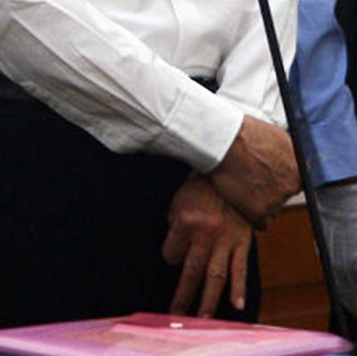 Bức ảnh cho rằng Bạc Hy Lai đang ra dấu hiệu lạ.