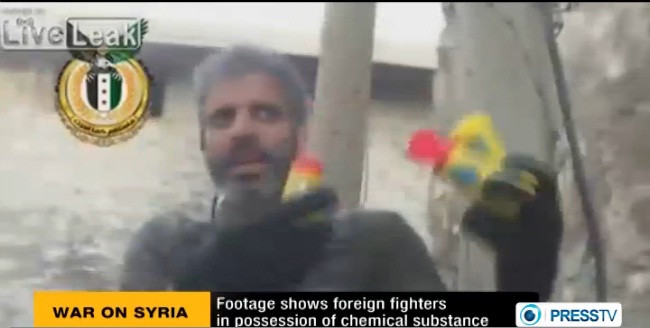 Một tay súng khoe các hộp chứa hóa chất độc hại trong đoạn video mới tải lên mạng internet. Một tay súng khoe các hộp chứa hóa chất độc hại trong đoạn video mới tải lên mạng internet.