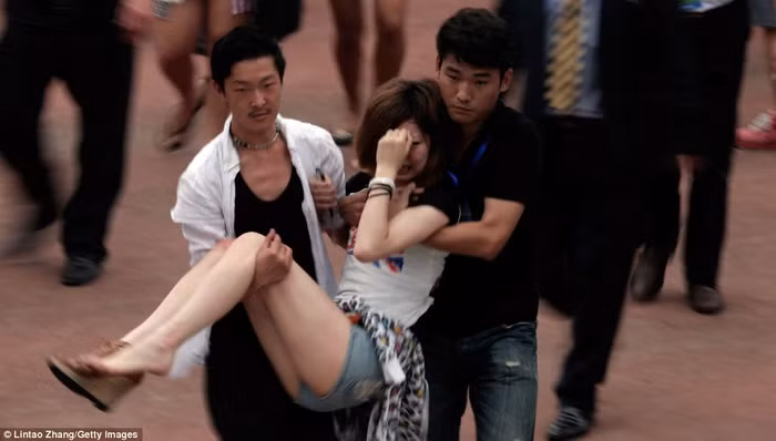 Một nữ sinh viên bị thương trong đám đông.