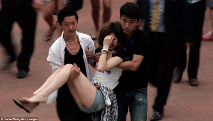 Một nữ sinh viên bị thương trong đám đông.