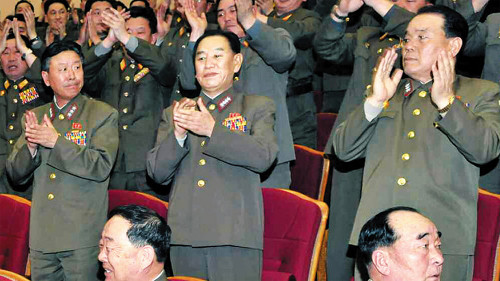 Kim Yong-chol (giữa) trong bức ảnh được công bố ngày 26/2.