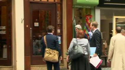 Ngoại trưởng Mỹ trên phố Hàng Gà hôm 16/12.