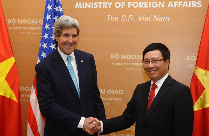 Ngoại trưởng Mỹ John Kerry trong cuộc họp báo chung với Phó Thủ tướng, Bộ trưởng Ngoại giao Phạm Bình Minh. Ngoại trưởng Mỹ John Kerry trong cuộc họp báo chung với Phó Thủ tướng, Bộ trưởng Ngoại giao Phạm Bình Minh.