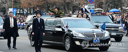 Tân Tổng thống Hàn Quốc Park Geun Hye trên chiếc limo đặc biệt trong lễ nhậm chức hôm 25/2. Tân Tổng thống Hàn Quốc Park Geun Hye trên chiếc limo đặc biệt trong lễ nhậm chức hôm 25/2.