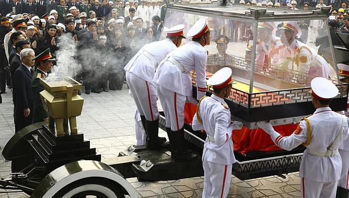 Linh cữu Đại tướng được đặt trong quan tài kính.