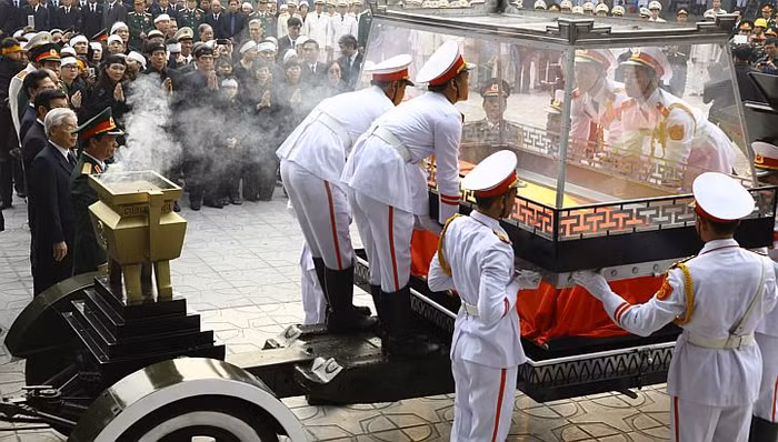 Linh cữu Đại tướng được đặt trong quan tài kính. Linh cữu Đại tướng được đặt trong quan tài kính.