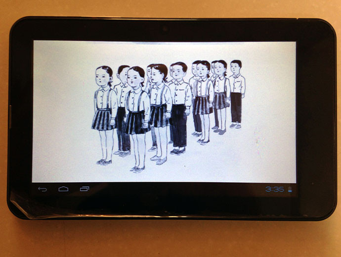 Hướng dẫn học sinh xếp hàng. Hướng dẫn học sinh xếp hàng.