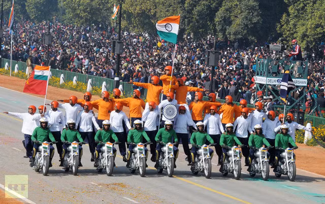 Lực lượng an ninh Ấn Độ "làm viếc" trên xe máy.