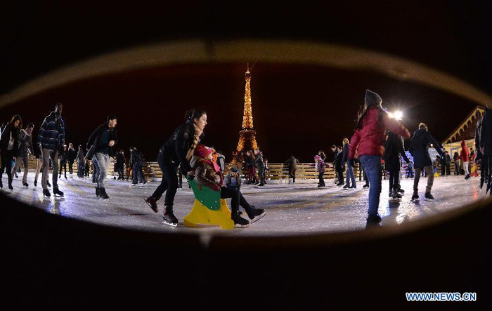 Người Paris trượt băng gần tháp Eiffel. Người Paris trượt băng gần tháp Eiffel.