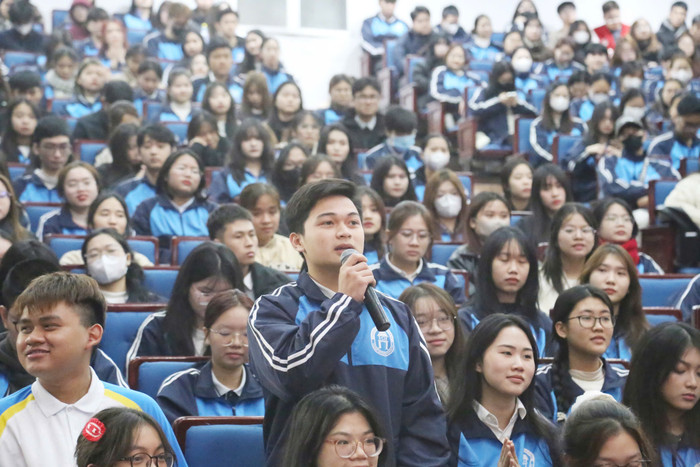 Sinh viên HOU tích cực đặt câu hỏi về khởi nghiệp, kinh doanh, tư duy lãnh đạo,… trên hành trình phát triển bản thân tới các diễn giả. (Ảnh: NTCC) z6389751516245_b5547c22e7b716f760e5dcde1743eecb.jpg