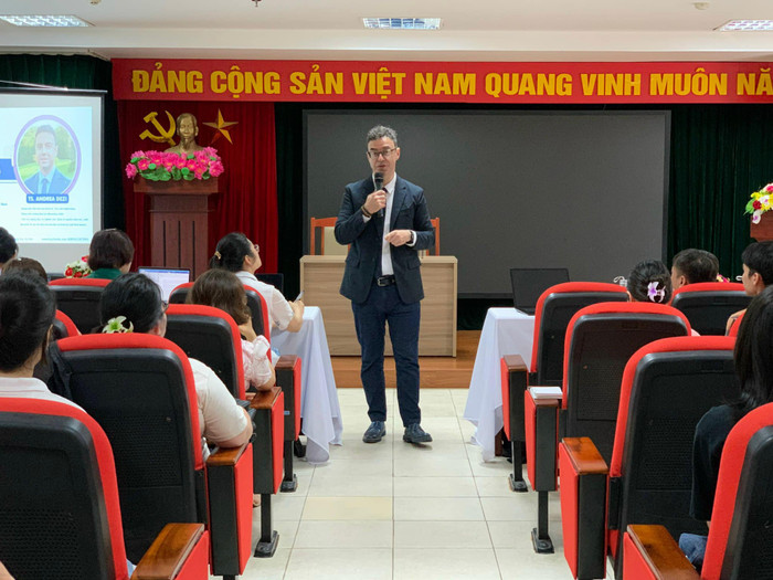 Sinh viên ngành Luật Kinh tế được giao lưu trao đổi với giảng viên người nước ngoài. (Ảnh: HVCC) 441876075_985564570235955_639172573587857199_n.jpg