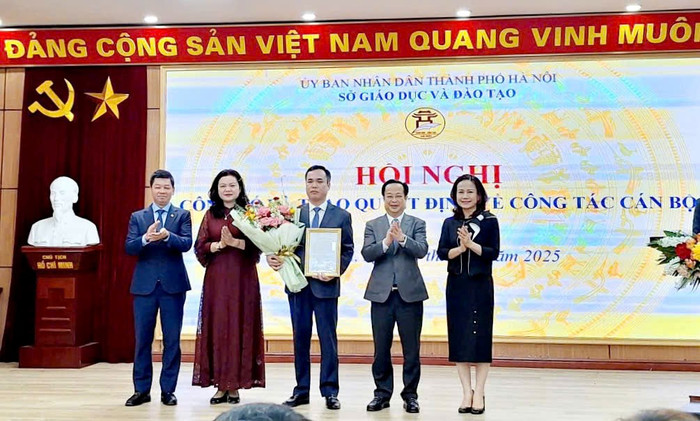 Giám đốc Sở Giáo dục và Đào tạo Hà Nội Trần Thế Cương cùng các Phó Giám đốc Sở gồm Trần Lưu Hoa, Phạm Quốc Toản và Vương Hương Giang tặng hoa chúc mừng tân Phó Giám đốc Nguyễn Hồng Dân. (Ảnh: Sở Giáo dục và Đào tạo Hà Nội).