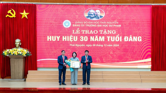 Đồng chí Mai Xuân Trường – Uỷ viên Ban Thường vụ Đảng uỷ Đại học Thái Nguyên và đồng chí Hà Trần Phương - Bí thư Đảng ủy, Chủ tịch Hội đồng Trường Đại học Sư phạm – Đại học Thái Nguyên trao tặng Huy hiệu 30 năm tuổi Đảng cho đồng chí Ngô Thị Thanh Quý. Đồng chí Mai Xuân Trường – Uỷ viên Ban Thường vụ Đảng uỷ Đại học Thái Nguyên và đồng chí Hà Trần Phương - Bí thư Đảng ủy, Chủ tịch Hội đồng Trường Đại học Sư phạm – Đại học Thái Nguyên trao tặng Huy hiệu 30 năm tuổi Đảng cho đồng chí Ngô Thị Thanh Quý.