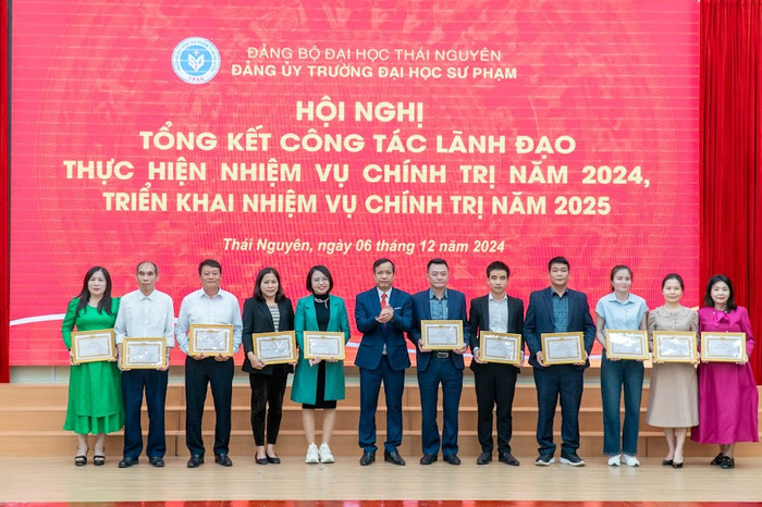 Đồng chí Mai Xuân Trường trao giấy khen cho các đảng viên hoàn thành xuất sắc nhiệm vụ năm 2024 Đồng chí Mai Xuân Trường trao giấy khen cho các đảng viên hoàn thành xuất sắc nhiệm vụ năm 2024