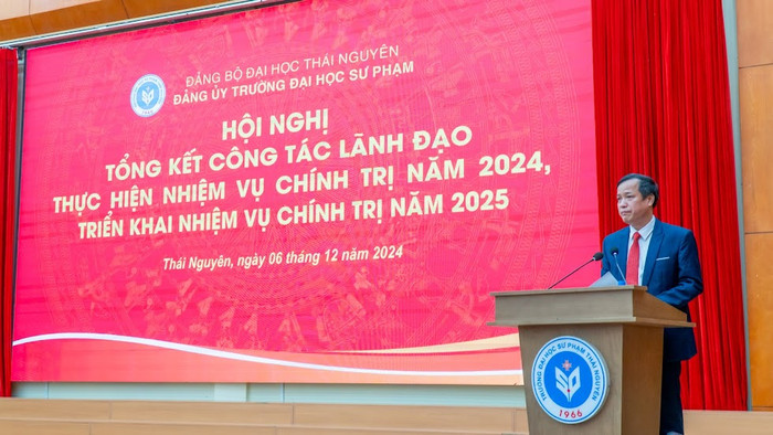 Đồng chí Mai Xuân Trường, Phó Bí thư Đảng uỷ, Hiệu trưởng trình bày báo cáo tổng kết công tác lãnh đạo thực hiện nhiệm vụ chính trị năm 2024, triển khai nhiệm vụ chính trị năm 2025 Đồng chí Mai Xuân Trường, Phó Bí thư Đảng uỷ, Hiệu trưởng trình bày báo cáo tổng kết công tác lãnh đạo thực hiện nhiệm vụ chính trị năm 2024, triển khai nhiệm vụ chính trị năm 2025