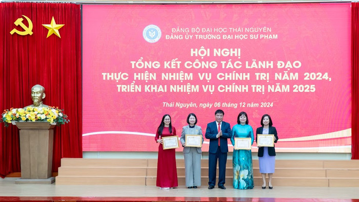 Đồng chí Hà Trần Phương - Bí thư Đảng ủy trao giấy khen cho các chi bộ hoàn thành xuất sắc nhiệm vụ tiêu biểu năm 2024 Đồng chí Hà Trần Phương - Bí thư Đảng ủy trao giấy khen cho các chi bộ hoàn thành xuất sắc nhiệm vụ tiêu biểu năm 2024