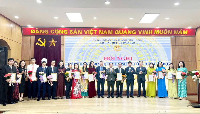 Giám đốc Sở Giáo dục và Đào tạo Hà Nội Trần Thế Cương cùng các đồng chí Phó Giám đốc Sở trao quyết định cho 15 công chức từ Sở Lao động, Thương binh và Xã hội về Sở Giáo dục và Đào tạo. (Ảnh: Sở Giáo dục và Đào tạo Hà Nội).