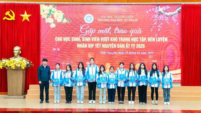 Phó Giáo sư, Tiến sĩ Từ Quang Tân tặng quà cho học sinh, sinh viên vượt khó. Phó Giáo sư, Tiến sĩ Từ Quang Tân tặng quà cho học sinh, sinh viên vượt khó.